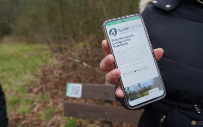 Twee luisterbankjes met QR-code geplaatst langs Klompenpaden in Epe