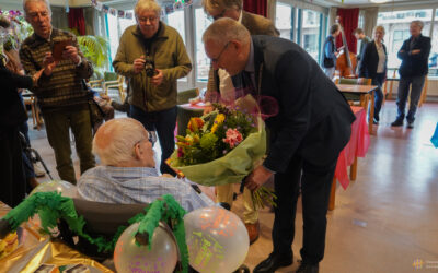 Burgemeester bezoekt 100-jarige inwoner van Vaassen