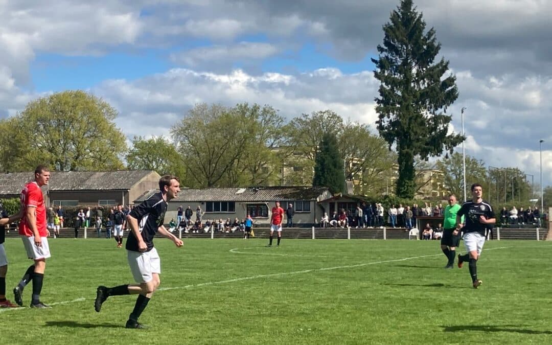V.v. Emst 1 pakt cruciaal punt in Rheden tegen de plaatselijk SC na middag vol passie en strijd.