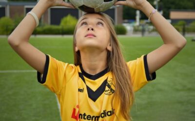 Profvoetbalsters geven gratis voetbalclinic voor meiden bij VIOS Vaassen