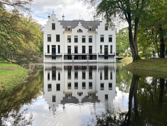 2022168-staverden-weerspiegelt-in-vijver-fietstocht-Staverden-20-aug-22-Louise-Spaargaren