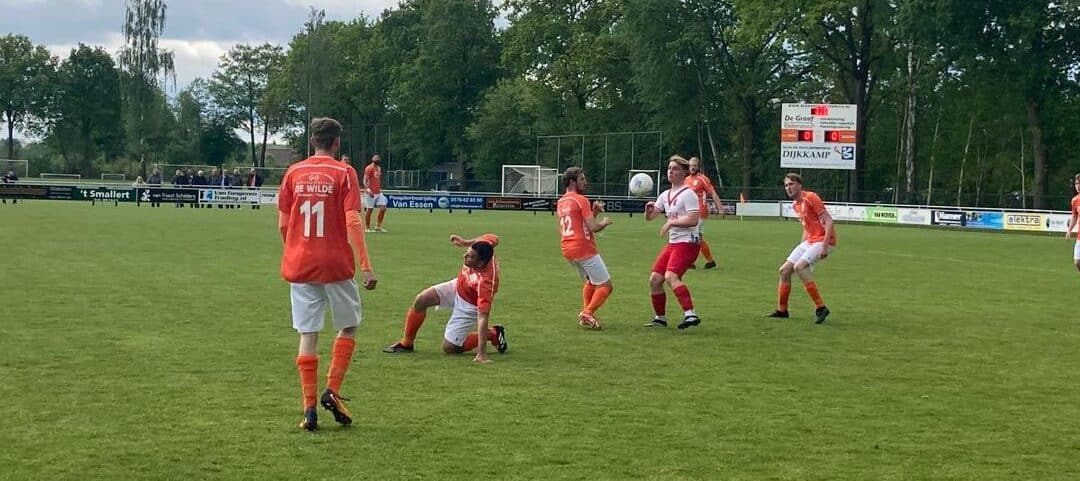 Houdini-act in Emst: v.v. Emst 1 stunt tegen kampioen RKSV Driel 1 en handhaaft zich in de 4e klasse!