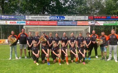 v.v. Emst JO14 straalt als één team in nieuwe trainingskleding