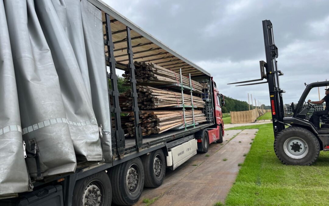 Opbouw Defqon in Biddinghuizen gestart – Enzerink Transport verzorgt logistiek voor campingmaterialen