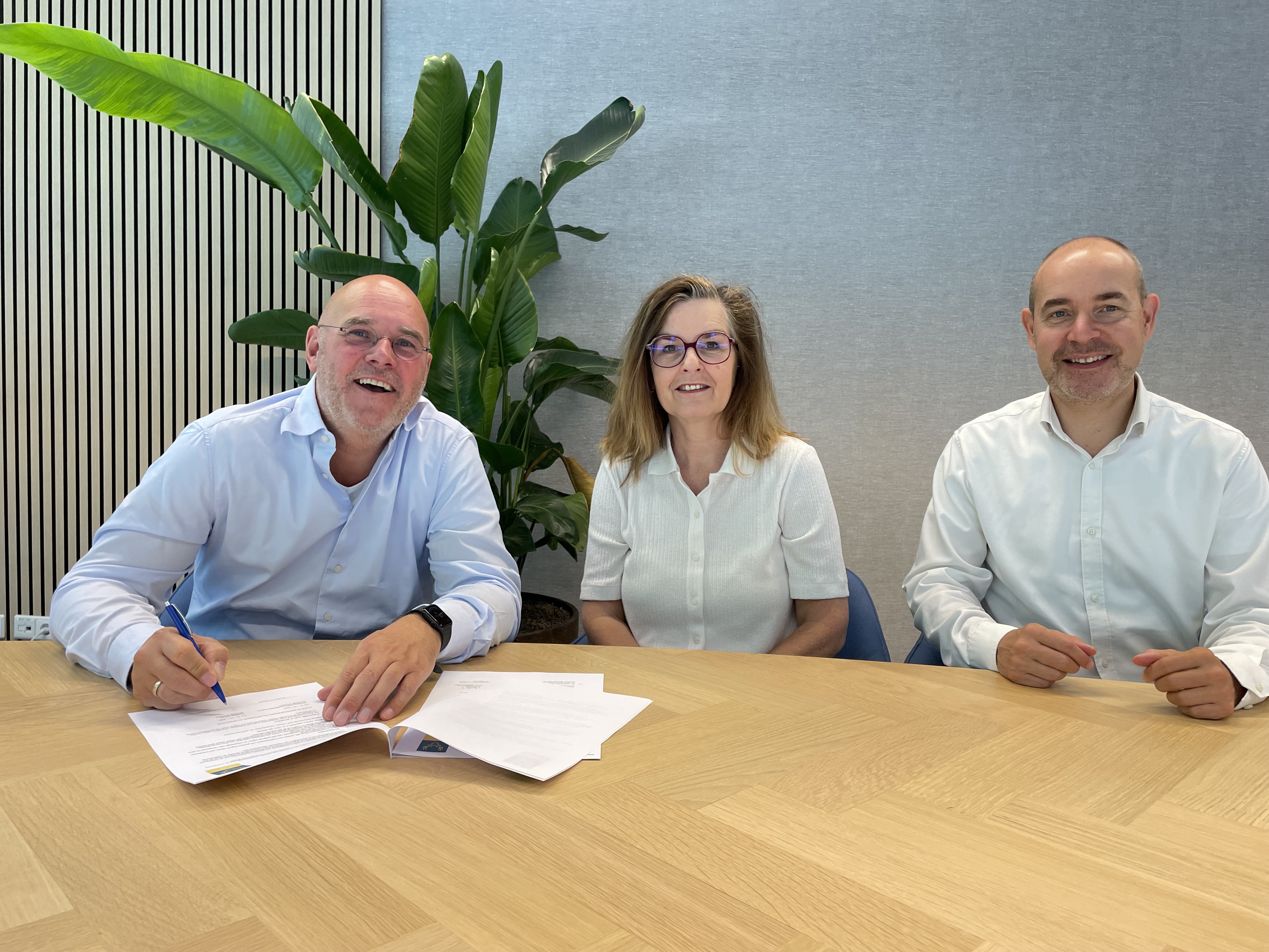 Derk Lodiers tekent contract, Edith Stegeman en Marthijn Oosterman kijken toe_IMG_8026