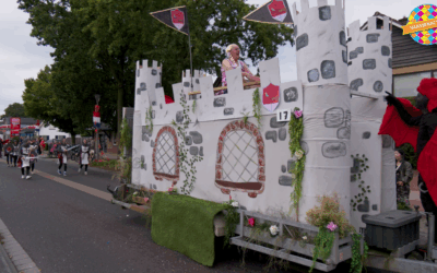 Kleurrijke optocht tijdens het Emsterfeest